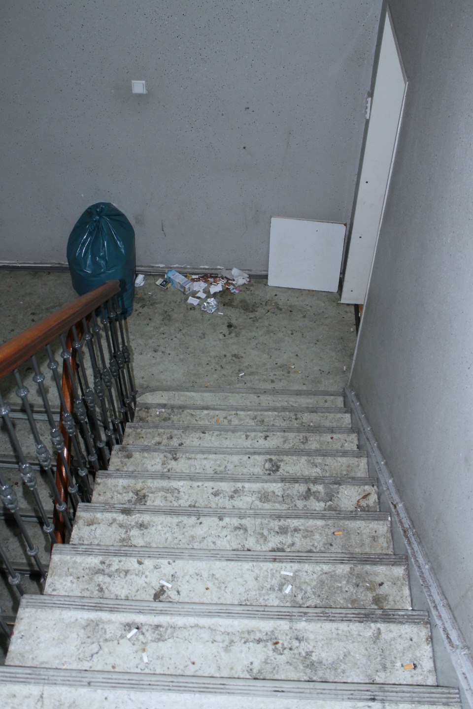 Alles andere als einladend: Blick ins Treppenhaus.