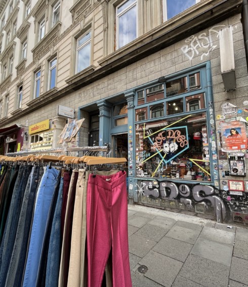 Kleiderständer mit Hosen vor dem Secondhandladen „Hot Dogs“ in der Markstraße