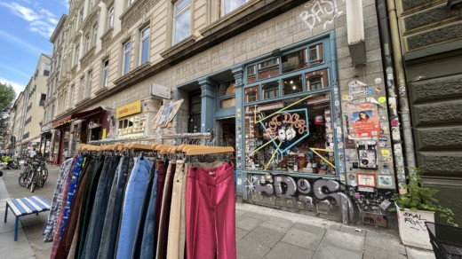 Kleiderständer mit Hosen vor dem Secondhandladen „Hot Dogs“ in der Markstraße
