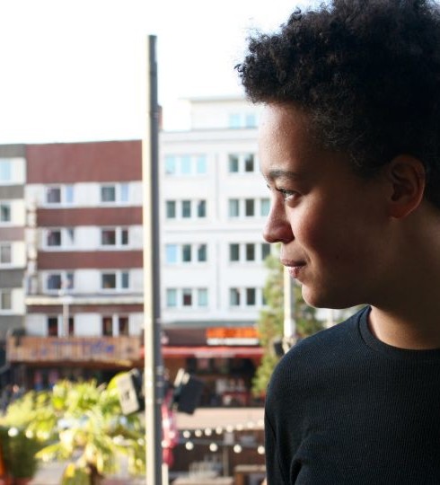 Emily-Mae Lewis auf dem Balkon des kukuun