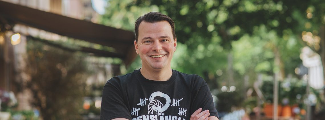 Oliver Riek lächelt freundlich in die Kamera