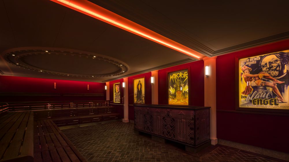 1BAEDERLAND_SAUNA_HOLTHUSENBAD_Lichtspielhaus rot