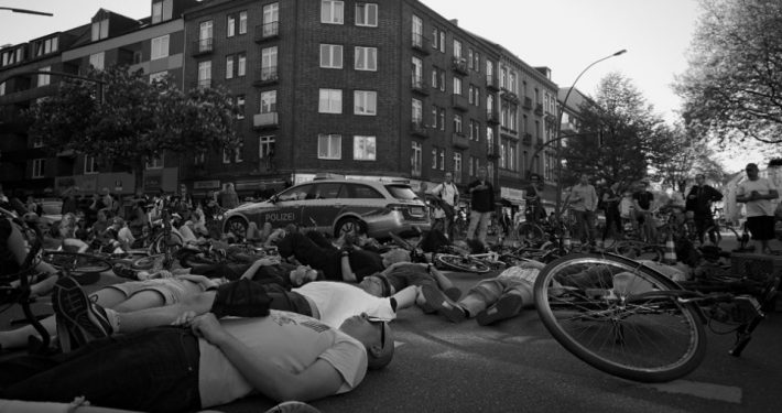 Mahnwache für die verstorbene Radfahrerin an der Ecke Osterstraße/Eppendorfer Weg