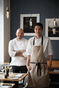 Gourmetrestaurants – Haco // Haco-Chef Björn Juhnke (links) und Souschef Sebastian Sae-Hor haben das Cornern kultiviert