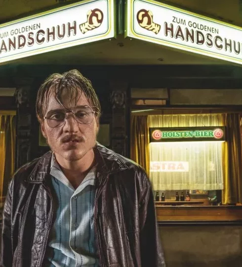 "Der Goldene Handschuh" von Fatih Akin spielt zu einem Großteil in der gleichnamigen Bar in der Nähe der Reeperbahn.