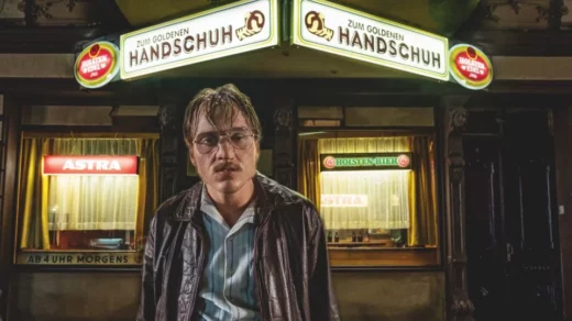 "Der Goldene Handschuh" von Fatih Akin spielt zu einem Großteil in der gleichnamigen Bar in der Nähe der Reeperbahn.