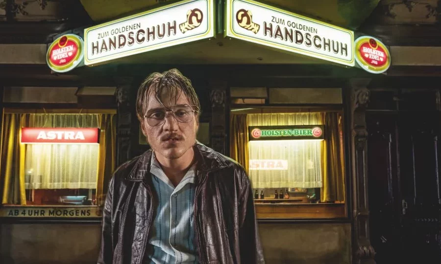 "Der Goldene Handschuh" von Fatih Akin spielt zu einem Großteil in der gleichnamigen Bar in der Nähe der Reeperbahn.