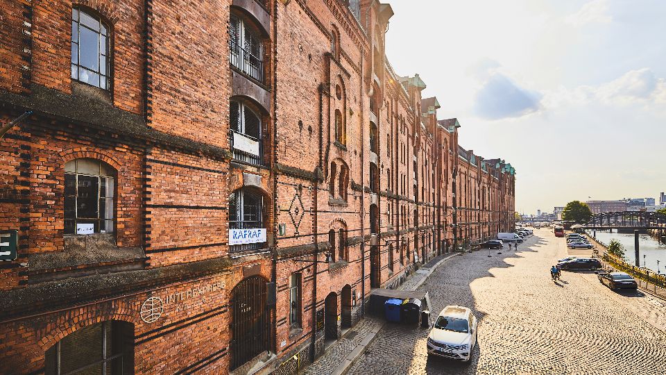 Die roten Backsteinbauten der Speicherstadt werfen Schatten in Hamburg