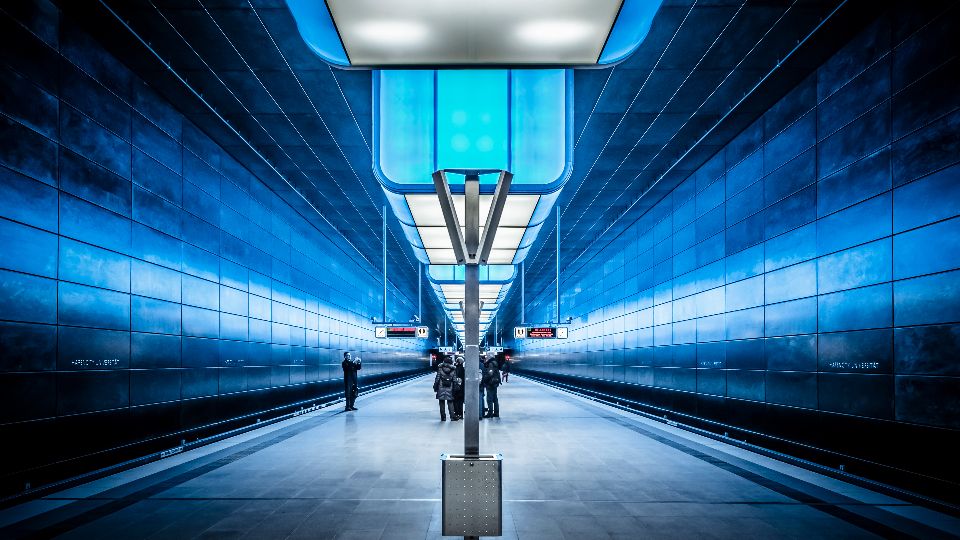 Die moderne U-Bahn-Station der U4 HafenCity ist in kühlem Blau erleuchtet