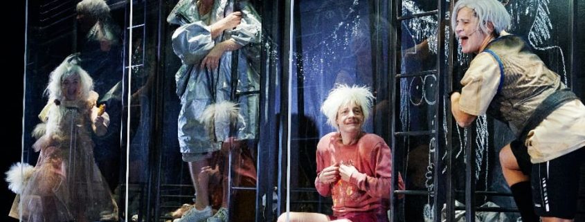 Junk­-Opera in Perfektion: „Shockheaded Peter“ am Thalia Theater; Foto: Fabian Hammerl