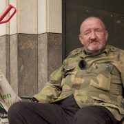 Jürgen ist einer der Obdachlosen, der Fragen an die Politiker:innen stellt; Foto: Anke Gehrmann