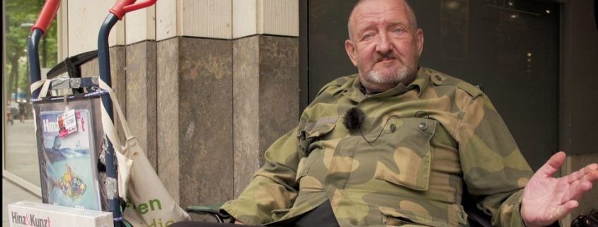 Jürgen ist einer der Obdachlosen, der Fragen an die Politiker:innen stellt; Foto: Anke Gehrmann