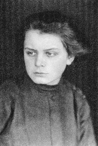 Porträt der Künstlerin TOYEN (Marie Čermínová / 1902–1980), um 1919; Foto: Fotograf:in unbekannt / Repro-Foto: Christoph Irrgang