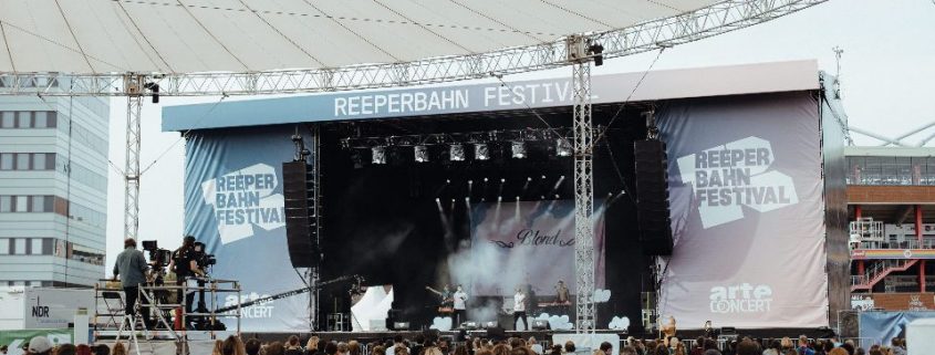 Große Shows gab es 2020 auf dem Heiligengeistfeld – auch in diesem Jahr ein zentraler Anlaufpunkt für Reeperbahn Festival-Besucher; Foto: Tom Heinke