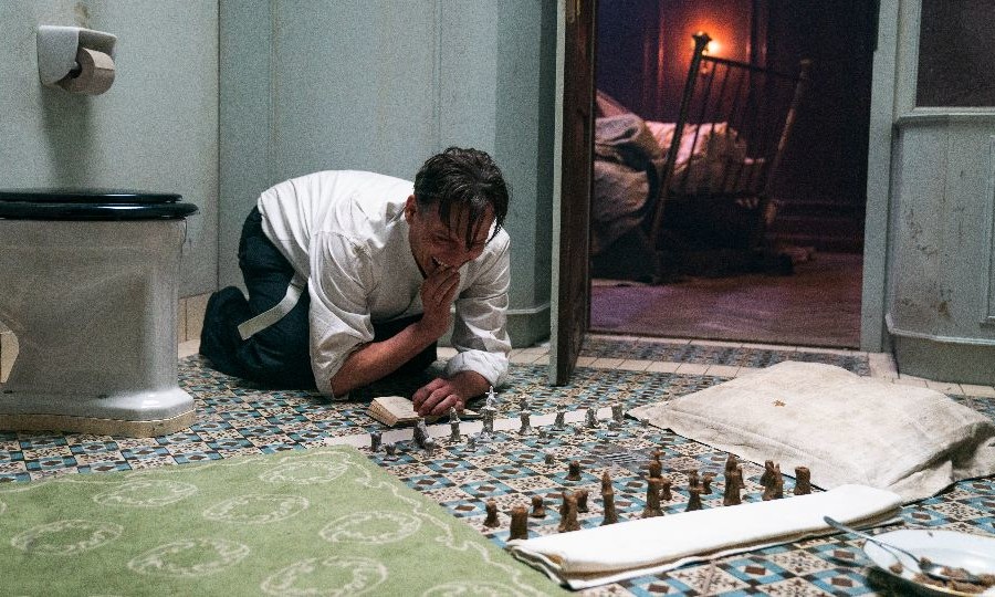 Bartok (Oliver Masucci) entdeckt in seiner Isolationshaft das Schachspielen; Foto: Studiocanal/Walker + Worm Film/Julia Terjung