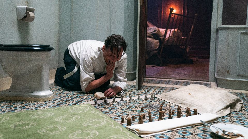 Bartok (Oliver Masucci) entdeckt in seiner Isolationshaft das Schachspielen; Foto: Studiocanal/Walker + Worm Film/Julia Terjung
