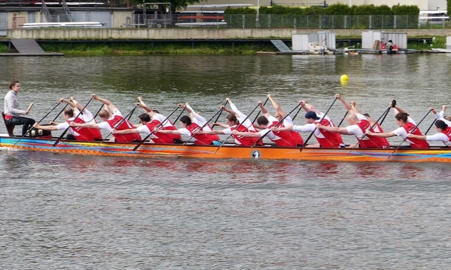 Ackern und scherzen: Drachenbootfahren ;Foto: 1. Hamburger Drachenboot Club e.V.