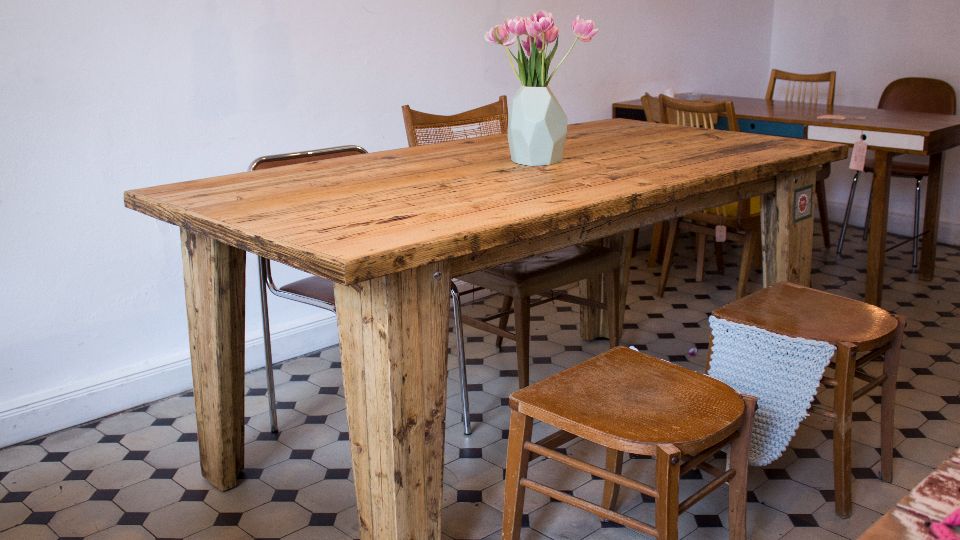 100-prozentig handgefertigt: Den Tisch „Exklusive Eppendorfer“ aus geschichtsträchtigen Gerüstbohlen gibt’s bei Alsterplanke; Foto: Alsterplanke
