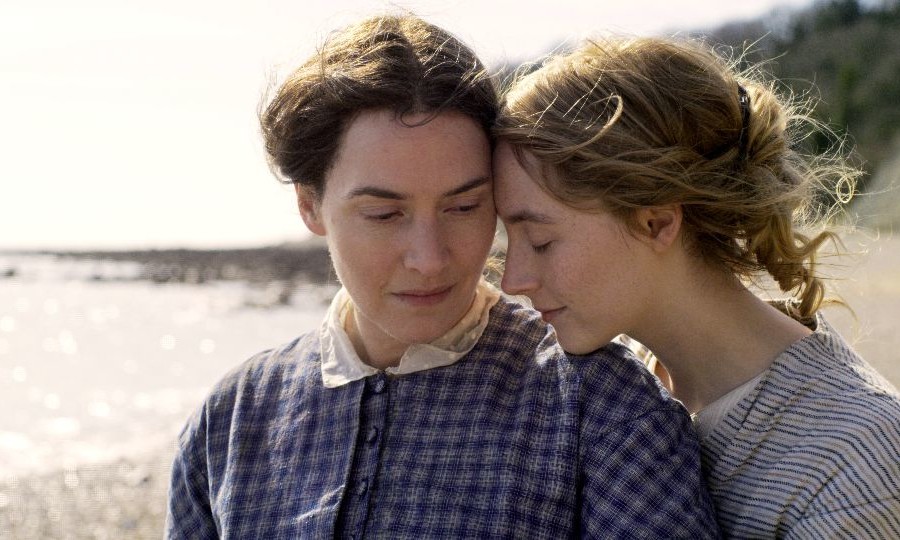 Aus schroffer Ablehnung entsteht starke Zuneigung zwischen Mary (Kate Winslet) und Charlotte (Saoirse Ronan) (Foto: TOBIS Film)