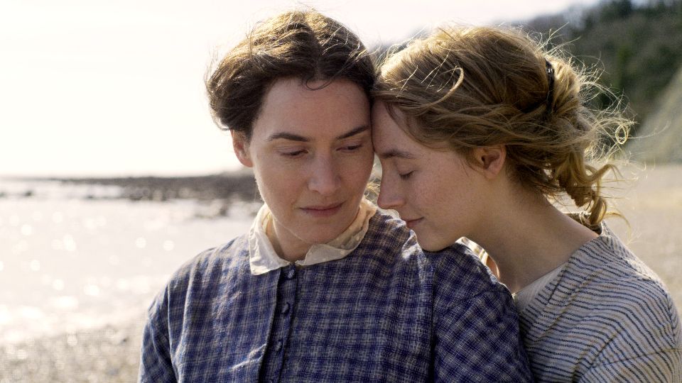 Aus schroffer Ablehnung entsteht starke Zuneigung zwischen Mary (Kate Winslet) und Charlotte (Saoirse Ronan) (Foto: TOBIS Film)