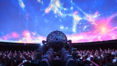 Einen Blick in die Sterne gibt's im Planetarium Hamburg (Foto: Jan-Rasmus Lippels)