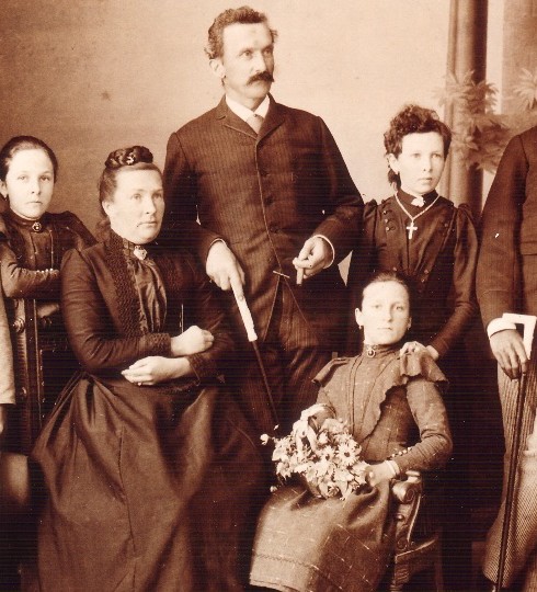Rudolf Duala Manga Bell und Tube Meetom mit der Lehrerfamilie Oesterle in Aalen (Foto: Familienarchiv Rolf-Dieter Röger und Georg Röger /Platino)