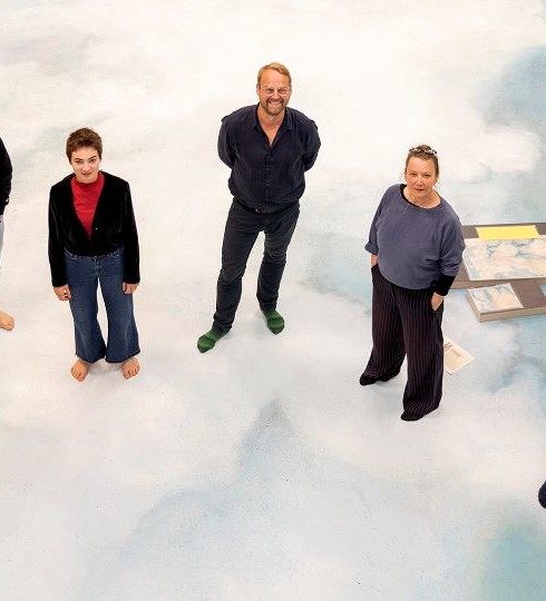 Einfach himmlisch: Klaus Schumacher (4. v. l.) und sein Ensemble wandeln auf Wolken im Foyer der neuen Spielstätte des Jungen Schauspielhauses (Foto: Sinje Hasheider)