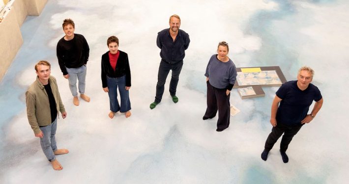 Einfach himmlisch: Klaus Schumacher (4. v. l.) und sein Ensemble wandeln auf Wolken im Foyer der neuen Spielstätte des Jungen Schauspielhauses (Foto: Sinje Hasheider)