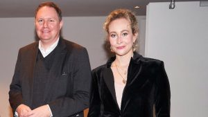 Kultursenator Dr. Carsten Brosda und die Gewinnerin 2021 Stella Roberts (Foto: Oliver Fantitsch)