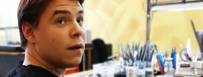 Lucas Moissonnier macht seine Ausbildung zum Goldschmied bei der Goldschmiede Christoph Greinert (Foto: Mirko Schneider)