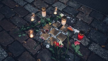 Bei „Grindel leuchtet“ werden Kerzen zur Erinnerung an das jüdische Leben in Hamburg neben die Stolpersteine der Stadt gestellt (Foto: unsplash/Kadir Celep)