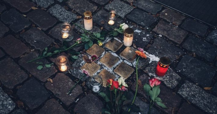 Bei „Grindel leuchtet“ werden Kerzen zur Erinnerung an das jüdische Leben in Hamburg neben die Stolpersteine der Stadt gestellt (Foto: unsplash/Kadir Celep)