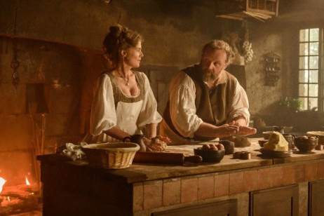 Manceron (Grégory Gadebois) gibt Louise (Isabelle Carré) einen Kochkurs für Fortgeschrittene (Foto: Neue Visionen Filmverleih/Jérôme Prébois)