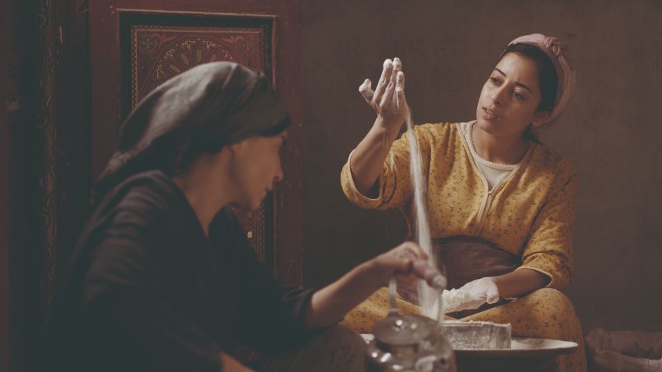 Abla (Lubna Azabal) und Samia (Nisrin Erradi) arbeiten gemeinsam in der Backstube (Foto: Grandfilm)