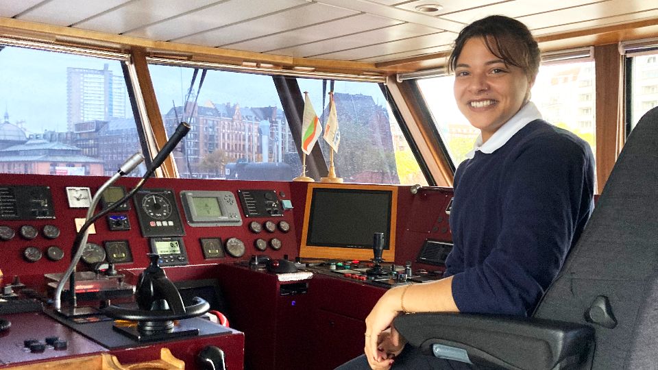 Für Helena Jumira Rodriguez Buhr ist Hafenschifferin mittlerweile ein Traumberuf (Foto: Felix Willeke)