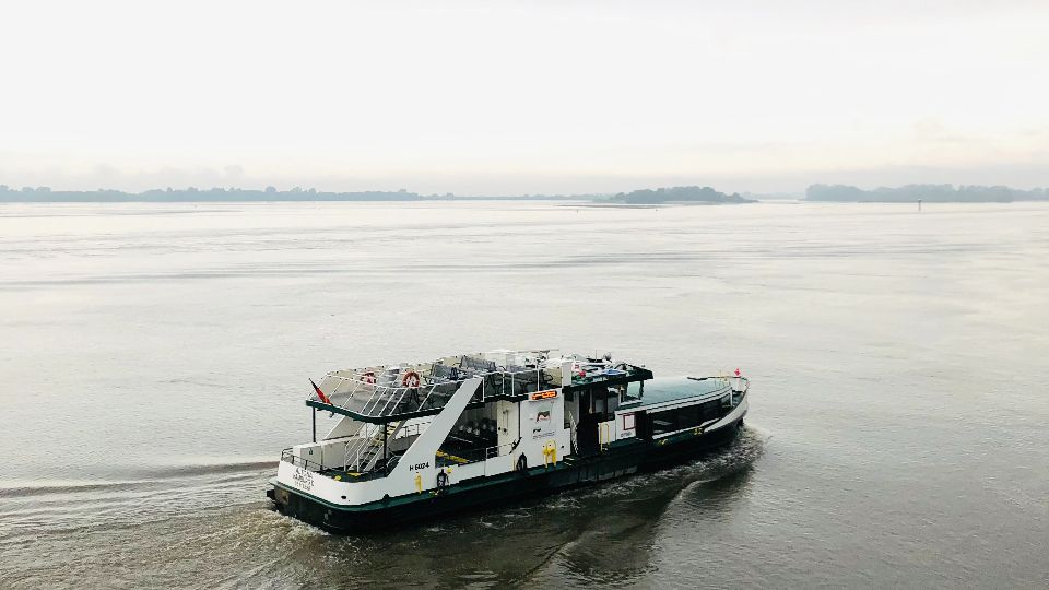 Mit diesen Fähren fährt die HADAG seine Passagiere durch den Hamburger Hafen (Foto: Erik Brandt-Höge)