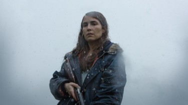 Maria (Noomi Rapace) wandert in „Lamb“ durch den dichten isländischen Nebel (Foto: Koch Films)