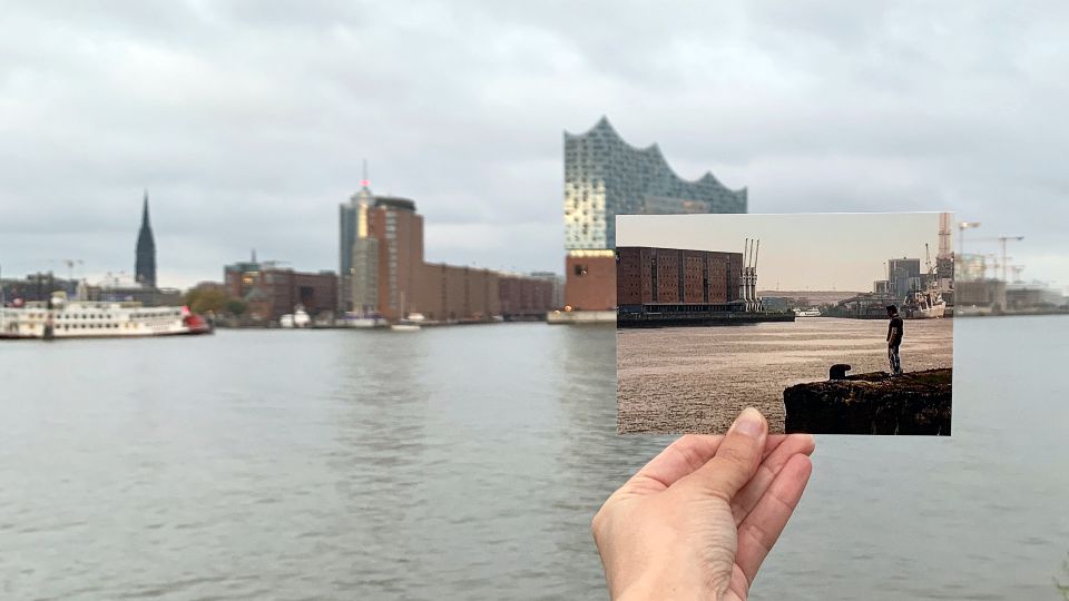 Ein Foto zeigt einen Auszug des Films Absolute Giganten vor der Original Spielstätte im Hamburger Hafen