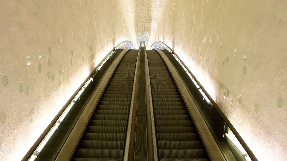 Durch die „Tube“ gelangen fast alle Gäste auf die „Plaza“ der Elbphilharmonie (Foto: Michael Zapf)