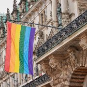 Regenbogenflagge vor Rathaus_2_©Georg Wendt-klein