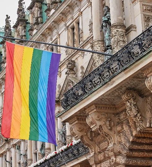 Regenbogenflagge vor Rathaus_2_©Georg Wendt-klein