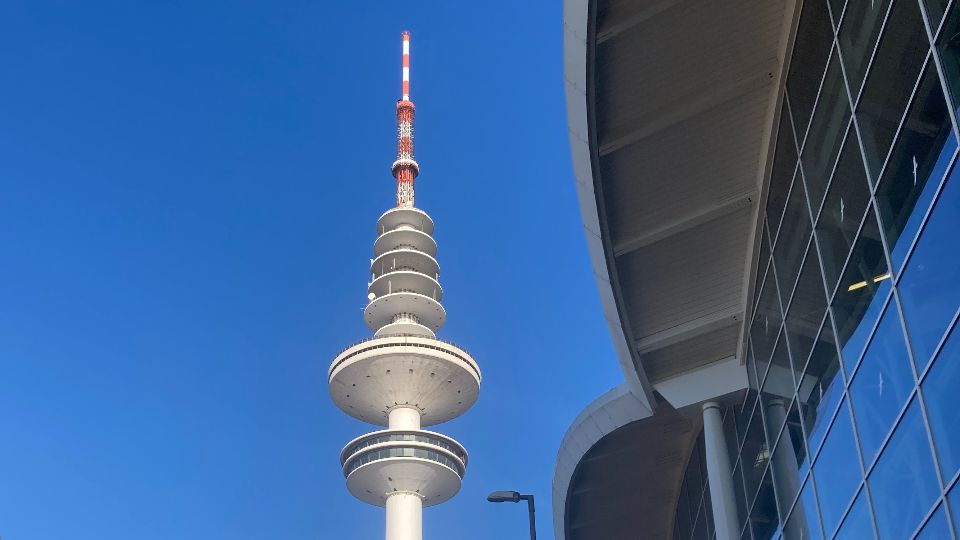 Der Fernsehturm in Hamburg mit Aussichtsplattform vor blauem Himmel