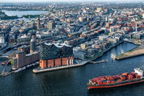 Luftaufnahme mit Blick über Elbe, Elbphilharmonie in Richtung Norden_c_mediaserver.hamburg.de-AndreasVallbracht-klein