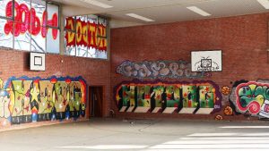 Graffiti an den Wänden der Sporthalle der verlassenen Stadtteilschule Stellingen