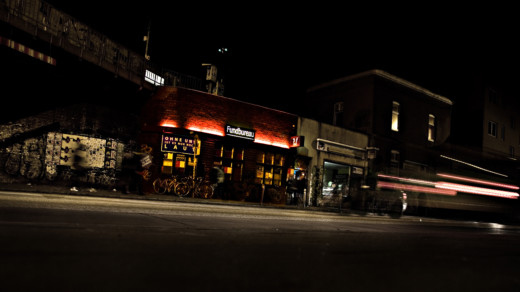 Außenansicht mit Leuchtschriftzug des Hamburger Techno Clubs Fundbureau bei Nacht