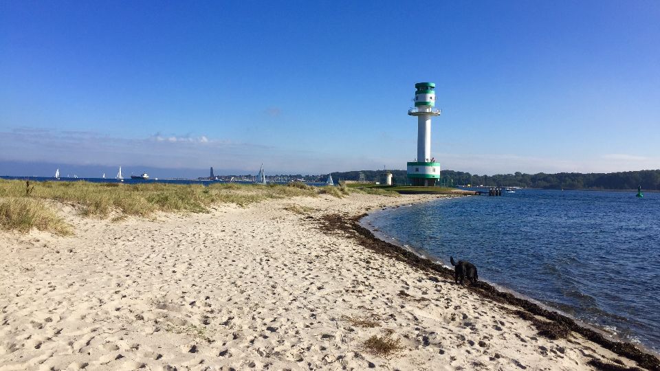 Leuchtturm Friedrichsort steht am Flackensteiner Strand in der Sonne