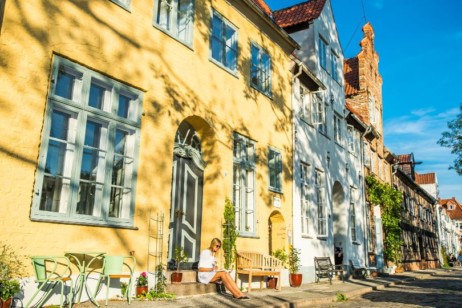 bunte kleine Häuser im Sonnenschein in Lübecks Malerwinkel
