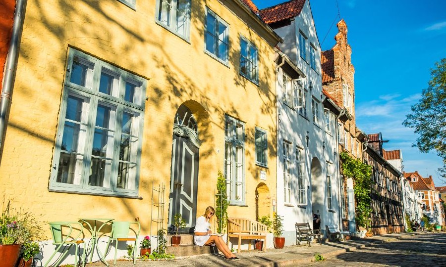 bunte kleine Häuser im Sonnenschein in Lübecks Malerwinkel