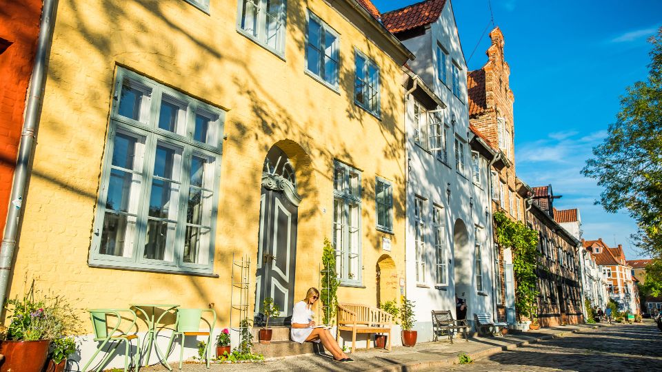 bunte kleine Häuser im Sonnenschein in Lübecks Malerwinkel, einem Ausflugsziel in Hamburgs Umland