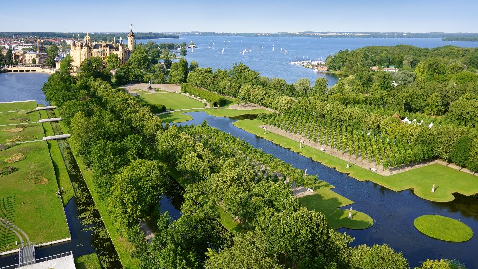 Der Schweriner Schlossgarten, ein Ausflugsziel in der Hamburger Umgebung, aus der Vogelperspektive steht in sattem Grün